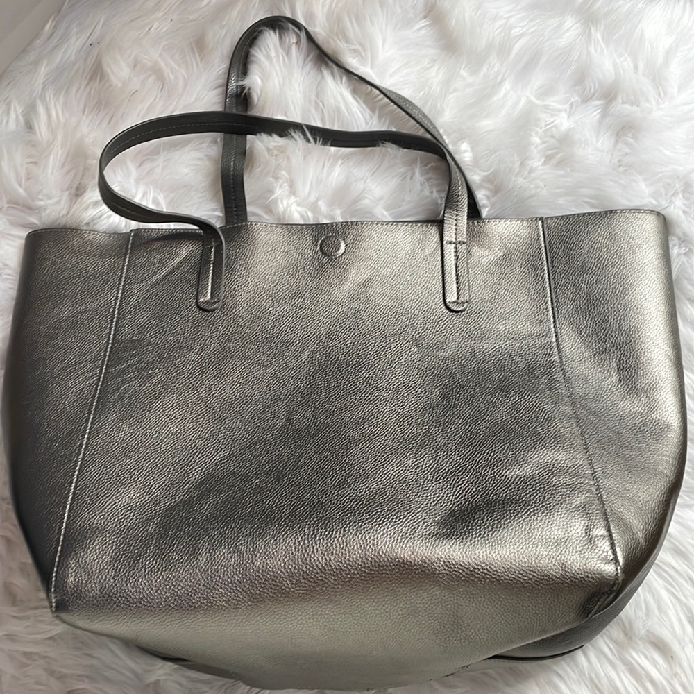 Brand-Less Silver Magnet Closure Tote